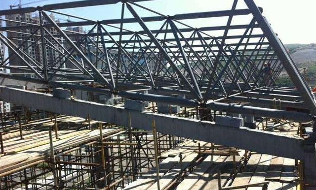 宜都简述网架公司的黑色压型钢板的吊装步履